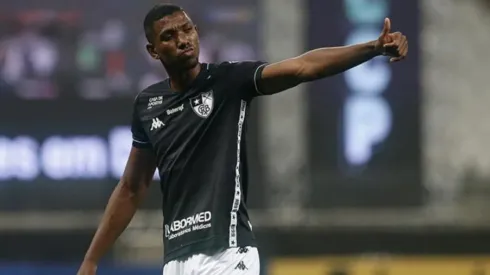 Se trabó lo de Kanu a Cruz Azul.