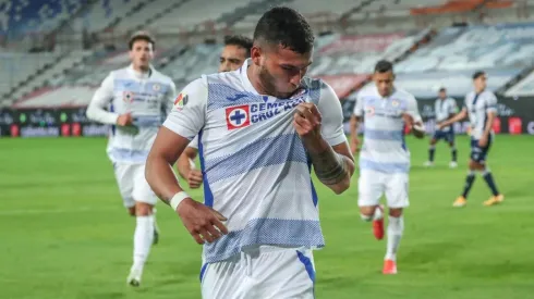 Juan Escobar celebrando un tanto con Cruz Azul
