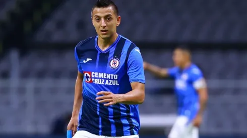 Roberto Alvarado en un partido con Cruz Azul