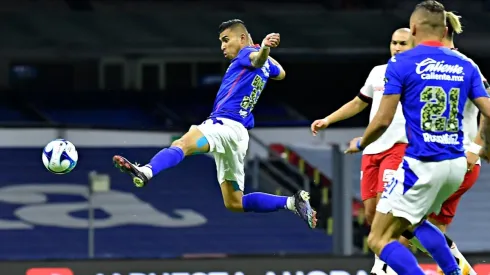 Pineda brilló este partido en el mediocampo.