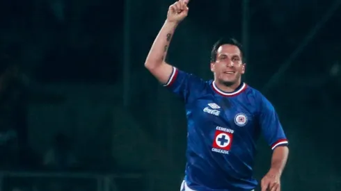 Christian Giménez anotó un golazo de volea ante Pumas en 2010.