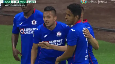 Roberto Alvarado celebra su segundo tanto del torneo