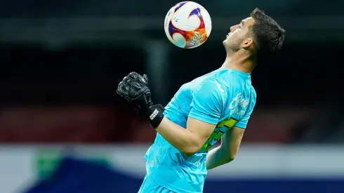 Sebastián Jurado se dio el lujo de bajar una pelota con el pecho.