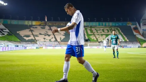 Orbelín Pineda en el duelo ante León