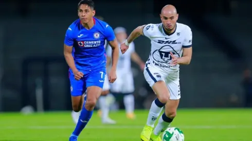 Luis Romo disputa un balón a Carlos González