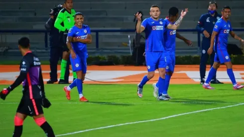 Jonathan Rodríguez en el duelo ante Pumas