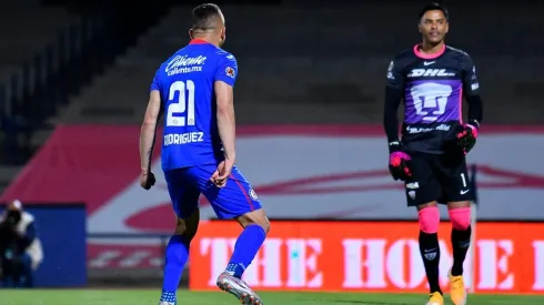 Jonathan Rodríguez le festejó a Alfredo Talavera el gol de penal que le dio el triunfo a Cruz Azul.