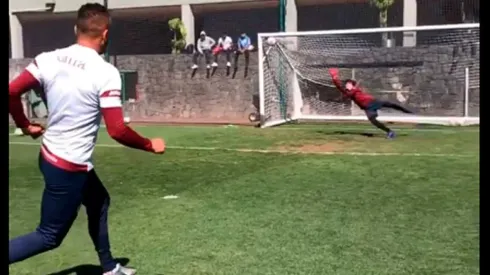 Jonathan Rodríguez se lució en el entrenamiento de Cruz Azul con un golazo al ángulo.