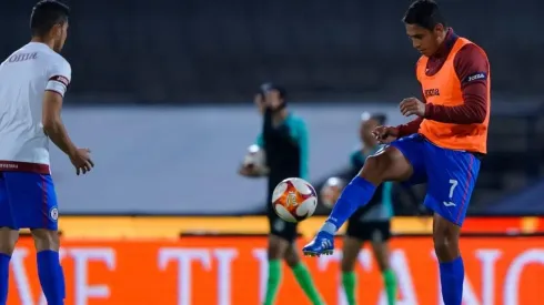 Luis Romo y Orbelin Pineda en un duelo de Cruz Azul