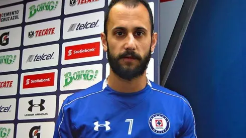 Victor Vázquez en su presentación con Cruz Azul