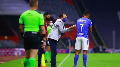 Luis Romo y Juan Reynoso en el partido ante Atlas