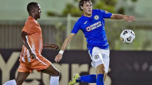 Santiago Giménez apunta a titular en la vuelta