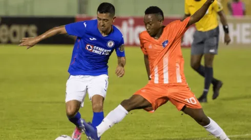 Elías Hernández disputa un balón ante el Arcahaie FC