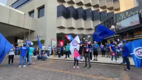 La afición de Cruz Azul previo al Clásico Joven.