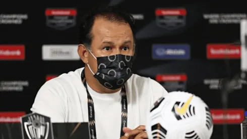 Juan Reynoso en conferencia de prensa