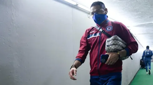 Pablo Aguilar en su llegada a un partido con Cruz Azul