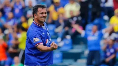 Carlos Hermosillo en un partido de leyendas