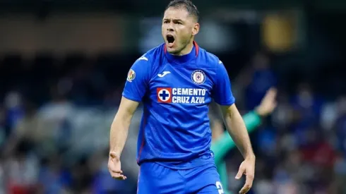 Pablo Aguilar en un partido con Cruz Azul