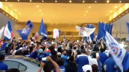 Más de 300 fanáticos de Cruz Azul llegaron al hotel.