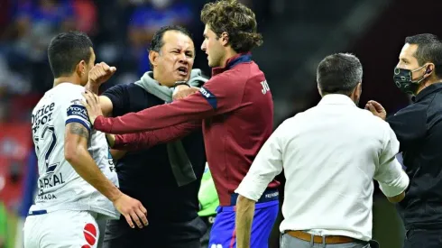 Juan Reynoso en medio de la pelea