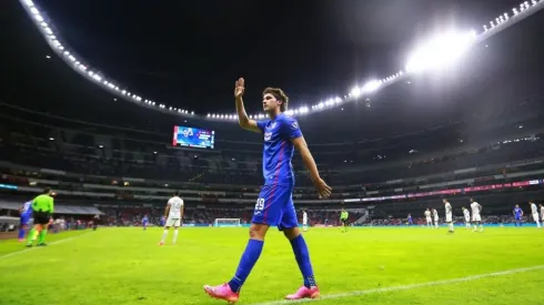Santiago Giménez en el duelo ante el Pachuca