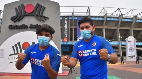 Aficionados de Cruz Azul con la playera del equipo