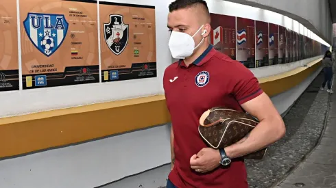 Jonathan Rodríguez en su llegada al Estadio Azteca en la Semifinal.