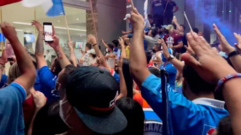 Cientos de aficionados recibieron a Cruz Azul en su hotel en Torreón.