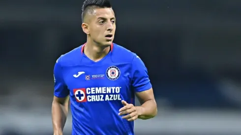 Roberto Alvarado en un partido con Cruz Azul