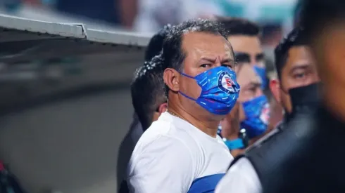 Juan Reynoso en el partido de Cruz Azul