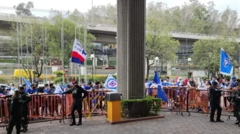 Cientos de aficionados llegaron al hotel de concentración.