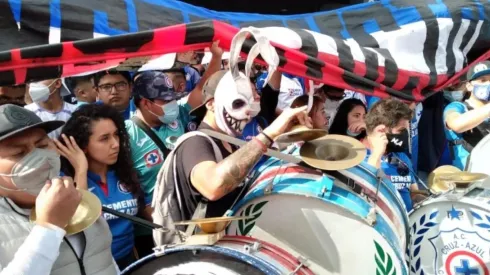 La afición de Cruz Azul se agolpó afuera del Azteca.
