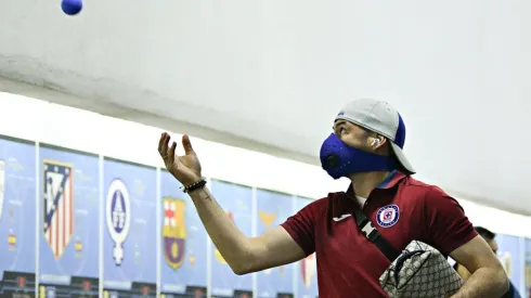 Pablo Aguilar en su llegada al Estadio Azteca
