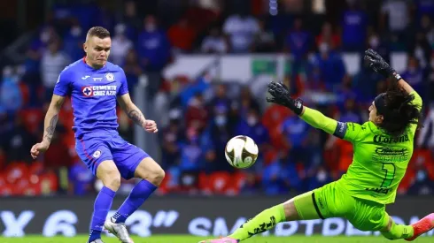 Jonathan Rodríguez venció a Carlos Acevedo para firmar el gol del título de Cruz Azul.