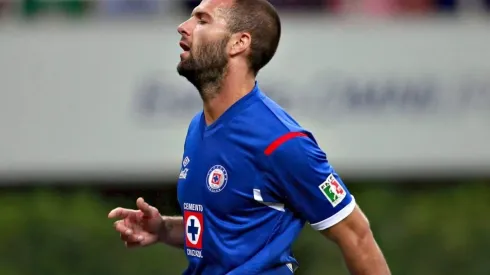 Emanuel Villa en un partido con Cruz Azul
