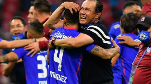 Jugadores y Juan Reynoso festejaron el título de Cruz Azul sin el tradicional baño al DT Campeón.