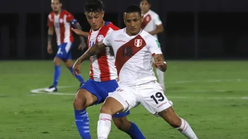Yoshimar Yotún en un partido con su selección