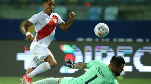 Yotún suele ser titular en Perú.