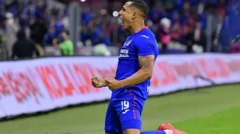Yoshimar Yotún en un partido de Cruz Azul