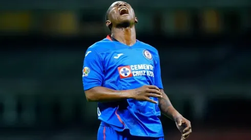 Bryan Angulo en un partido con Cruz Azul
