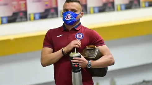 Jonathan Rodríguez en un partido con Cruz Azul