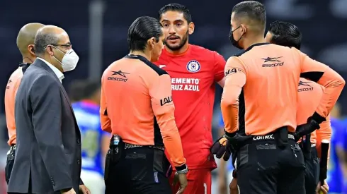 Jesús Corona en un partido con Cruz Azul