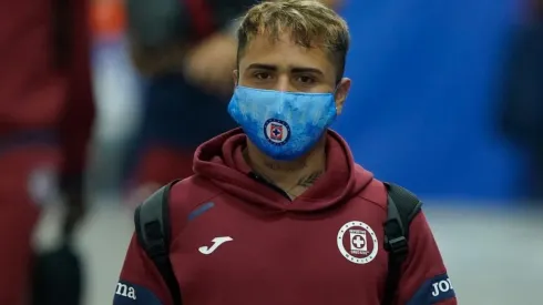 Domínguez en un duelo con Cruz Azul