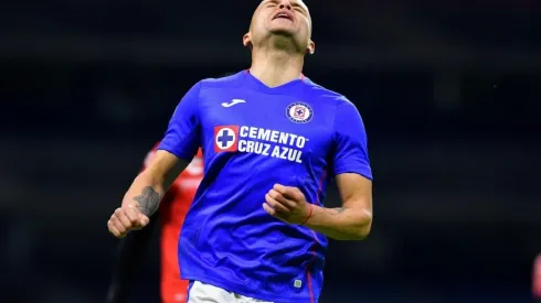 Jonathan Rodríguez en un partido con Cruz Azul