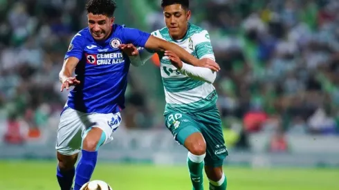 Ignacio Rivero pelea un balón ante el Santos Laguna