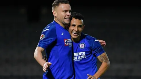 Jonathan Rodríguez y Yoshimar Yotún con Cruz Azul