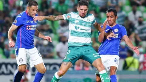Jugadores de Cruz Azul pelean la pelota