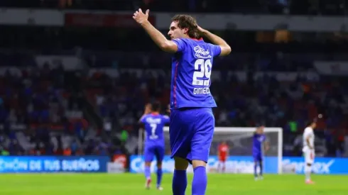Santiago Giménez en un partido con Cruz Azul