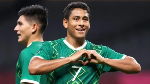 Luis Romo en un partido con México