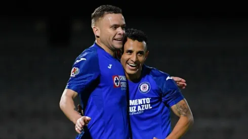 Jonathan Rodríguez y Yoshimar Yotún en un partido de Cruz Azul
